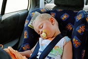 Schlafendes Kind im Auto © 